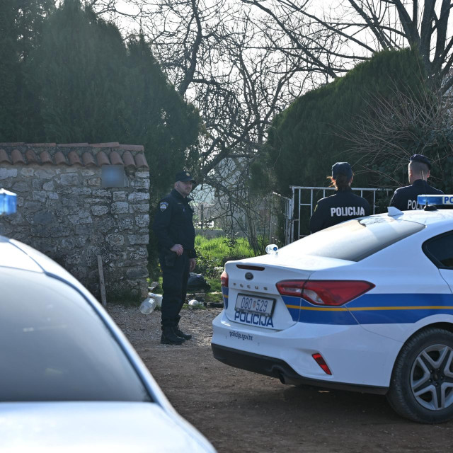Policijski očevid u mjestu Filipini kod Poreča, gdje su u obiteljskoj kući pronađena tri beživotna tijela