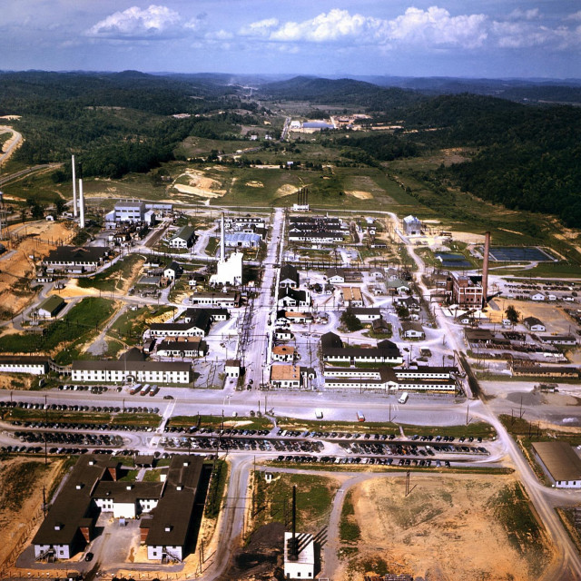 Oak Ridge, tajni instant grad u Tennesseeju, bio je lokacija X na kojoj je američka vlada zaposlila žene i djevojke koje nisu znale što zapravo rade
