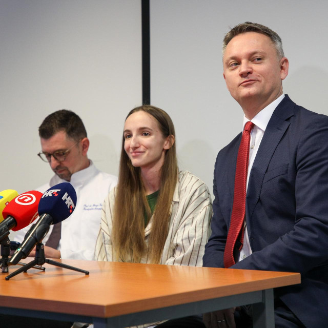 Konferencija za medije povodom izvedbe prvog endoskopskog zahvata na aortnom zalistku u Republici Hrvatskoj

Na fotografiji: Hrvoje Gašparović, Domenika, Fran Borovečki