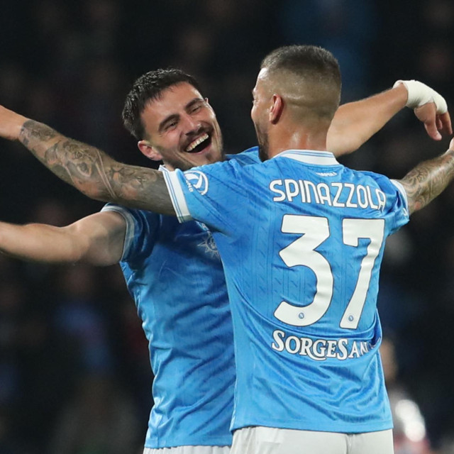 Eljif Elmas i Leonardo Spinazzola slave pogodak