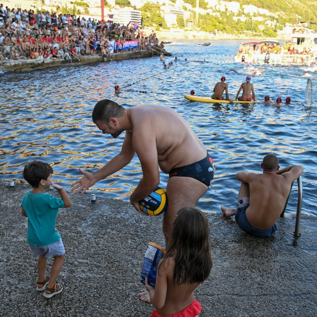 Dubrovačka Divlja liga nije WP4, ali jest prikaz podizanja popularnosti vaterpola u prirodnom ambijentu, izvan tradicionalnih bazena