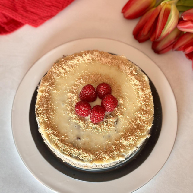 Tortu po želji dodatno ukrasite te je ostavite u hladnjaku dva do tri sata kako bi se dobro stisnula prije posluživanja.