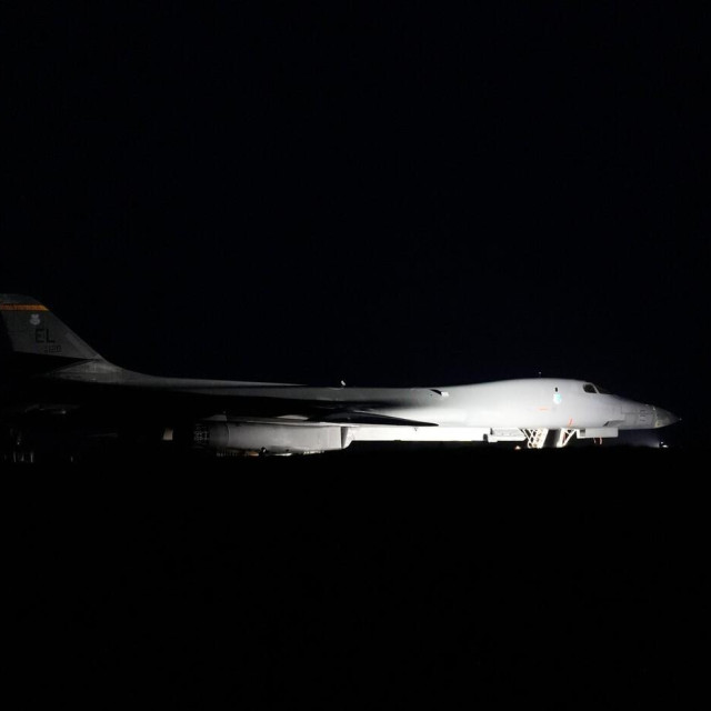 Bombarder B-1 Lancer je snimljen kako stiže u zračnu bazu RAF Fairford u Gloucestershireu u petak