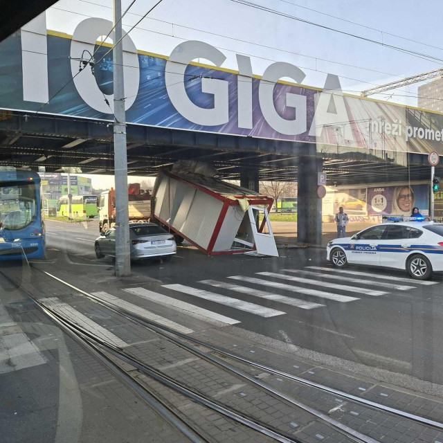 Kontejner je pao s prikolice na Držićevoj