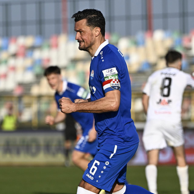 Kapetan Slavena Belupa Tomislav Božić slavi pogodak u Velikoj Gorici