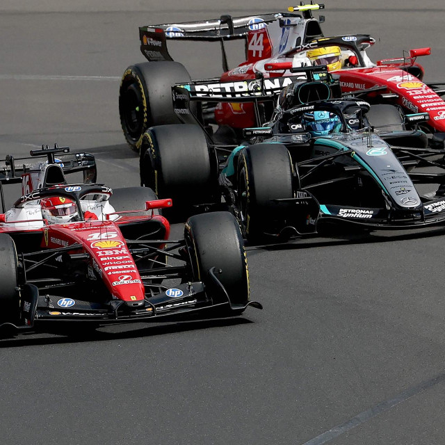 Charles Leclerc, Geroge Russell i Lewis Hamilton na startu utrke