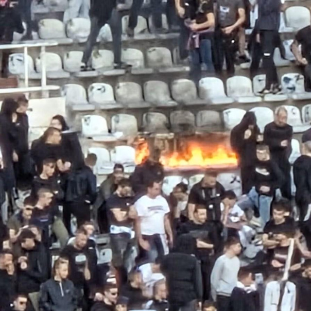 Torcida zapalila stolice