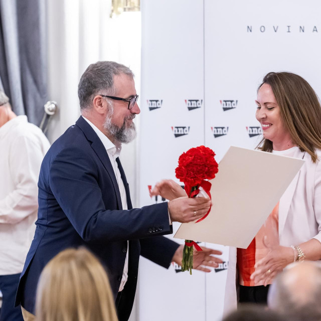 Mila Moralić prima nagradu Marija Jurić Zagorka za televizijsko novinarstvo