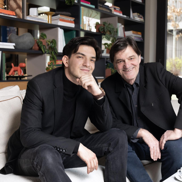 Prije nego je otkrio glumu, govori Lovro, imao je nekoliko bendova, pisao pjesme a roditelji i brat dolazili su na njegove nastupe