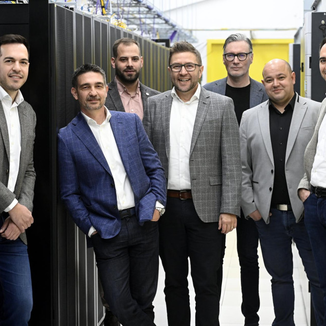 Osnovni tim koji stoji iza Datuma - Filip Olujić, Marko Dagelić, Sven Pal, Siniša Behin, Tomislav Bajić, Domagoj Lučić i Vladimir Olujić