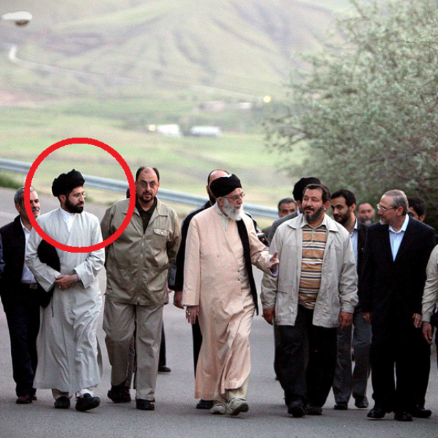 Modžtaba Hamenei s ocem (u sredini)