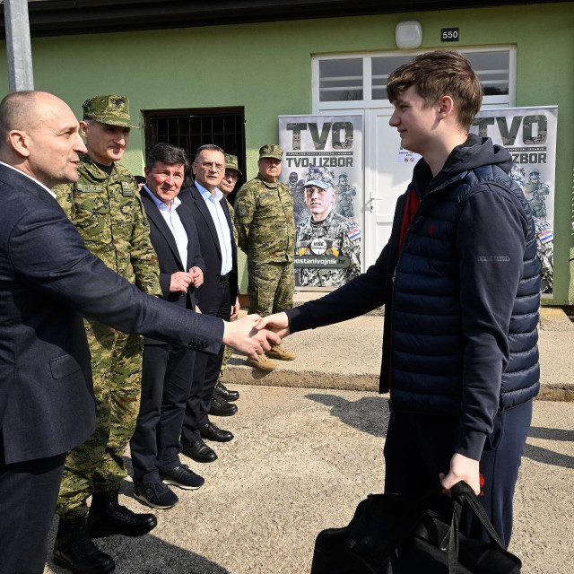 Potpredsjednik Vlade Republike Hrvatske i ministar obrane Ivan Anušić te načelnik Glavnog stožera Oružanih snaga Republike Hrvatske general-pukovnik Tihomir Kundid dočekali su 9. ožujka 2026. godine prve ročnike na vojnom poligonu Eugen Kvaternik kod Slunja na početku temeljnog vojnog osposobljavanja, kojem na trima vojnim lokacijama pristupa ukupno 800 ročnika i ročnica