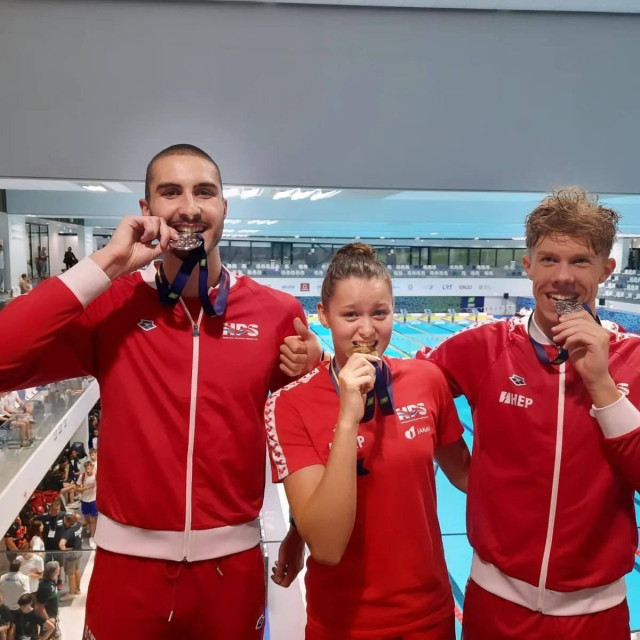 Vlaho Nenadić (lijevo) s Janom Pavalić i Maro Miknićem) nakon europskog juniorskog srebra 2024.