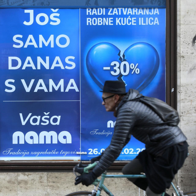 Posljednji dan rasprodaje preostalih artikala s polica prije zatvaranja robne kuće Nama na glavnom zagrebačkom trgu

 