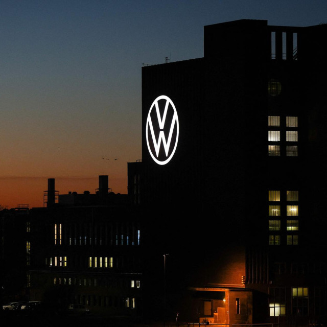 Volkswagen logo na zgradi Uprave u Wolfsburgu