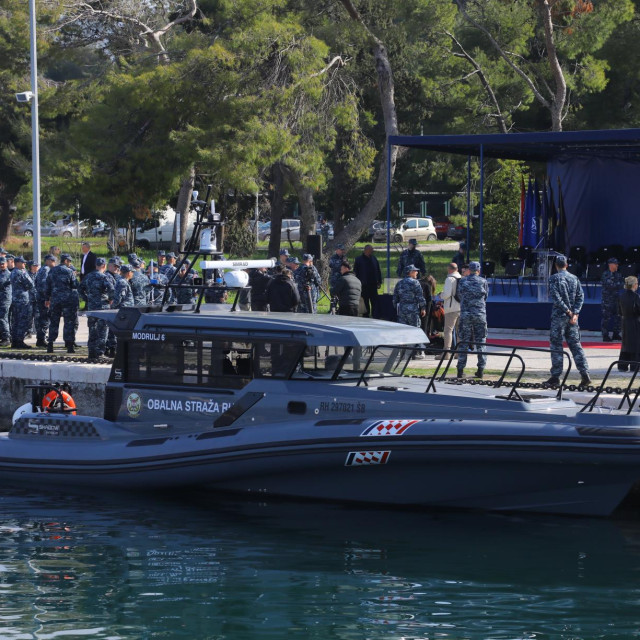 Primopredaja gumenih brodica Modrulj u u vojarni Admiral flote Sveto Letica Barba