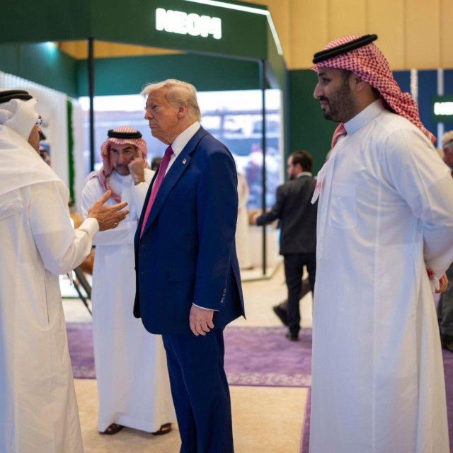 Donald Trump u razgovoru s Aminom Nasserom, izvršnim direktorom saudijske kompanija Saudi Aramco, najvećeg svjetskog proizvođača nafte, svibanj 2025.