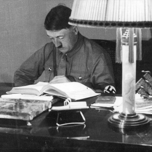 Adolf Hitler čita knjigu, 1934.
