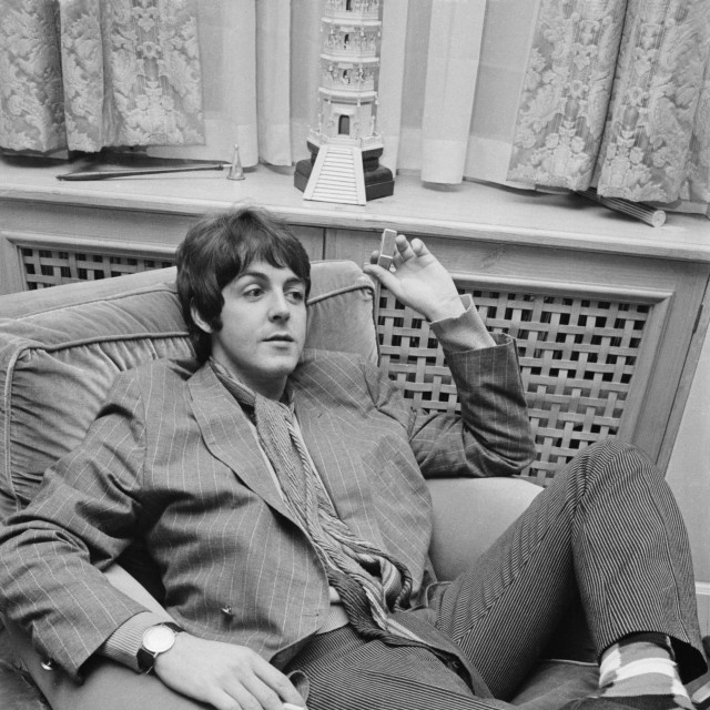 Paul McCartney na predstavljanju novog albuma Beatlesa ‘Sergeant Pepper‘s Lonely Hearts Club Band‘, održanom u kući Briana Epsteina u svibnju1967.  