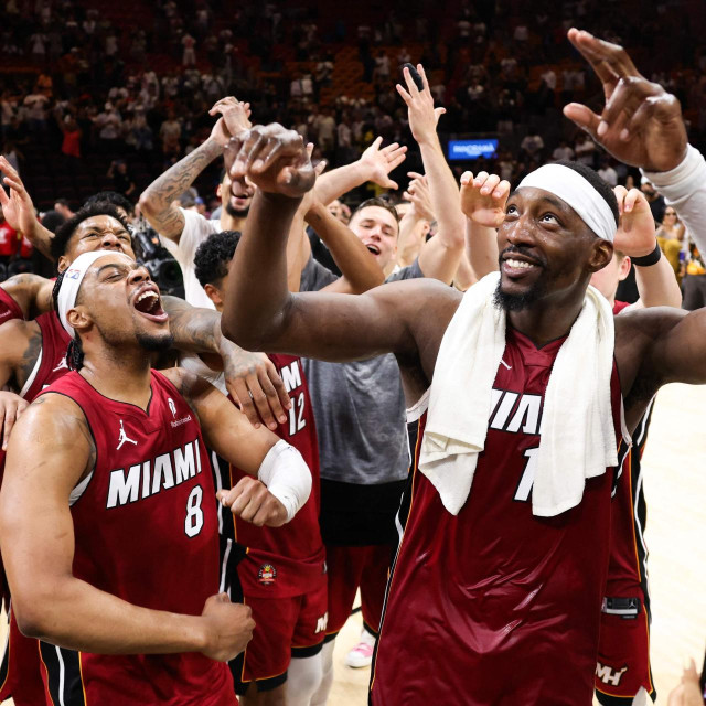 Bam Adebayo slavi sa suigračima