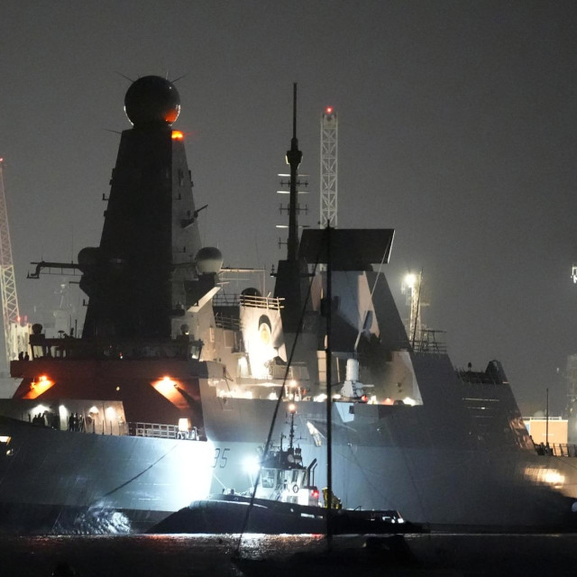 HMS Dragon tijekom pripreme za odlazak na Cipar