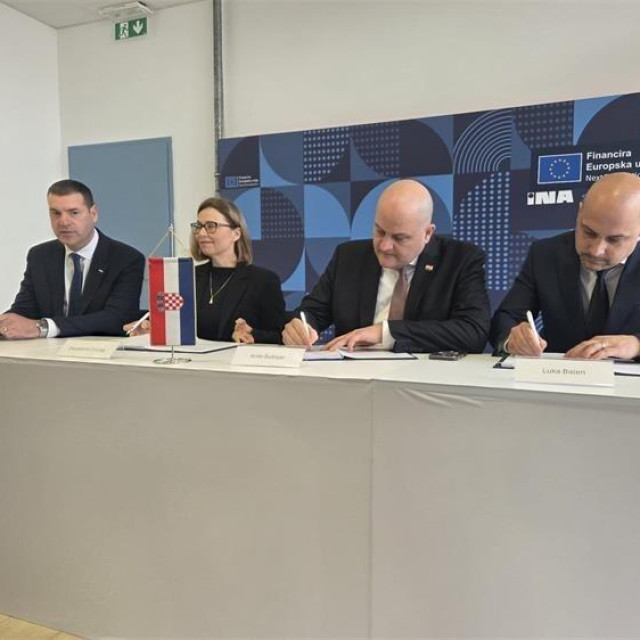 Član Uprave INA-e Hrvoje Šimović, predsjednica Uprave INA-e Zsuzsanna Ortutay i Ministar gospodarstva Ante Šušnjar i direktorom Fonda za zaštitu okoliša i energetsku učinkovitost Luka Balen
