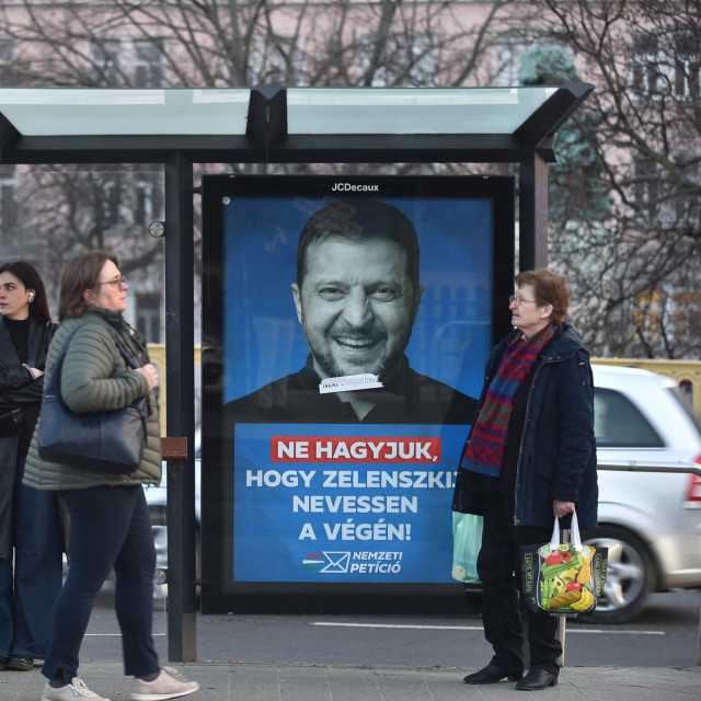 Na plakatu mađarske vlade u Budimpešti, postavljenom 9. ožujka 2026. godine, prikazan je nasmijani Volodimir Zelenski uz poruku „Ne dopustite da se Zelenski na kraju smije”