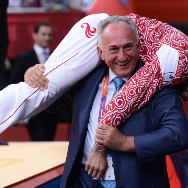 Anisimov na ramenima nosi judaša Arsena Galstyana, osvajača zlatne medalje na Olimpijskim igrama u Londonu. Anisimov je bio predsjednik Ruskog judo saveza