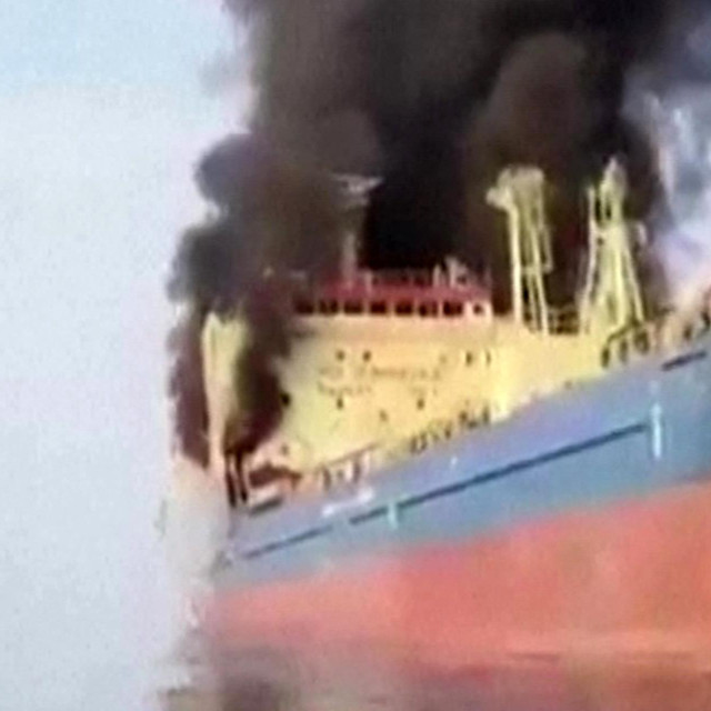 Tanker Skylight gori u Zaljevu