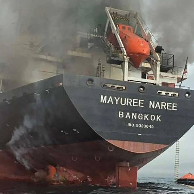 Dim se diže s tajlandskog eretnog broda „Mayuree Naree” u blizini Hormuškog tjesnaca nakon napada