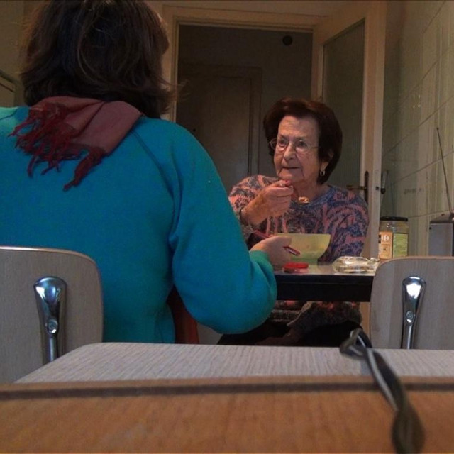 Kadar iz dokumentarnog filma ”No Home Movie” (2015) belgijske redateljice Chantal Akerman u kojem bilježi posljednju godinu života svoje majke