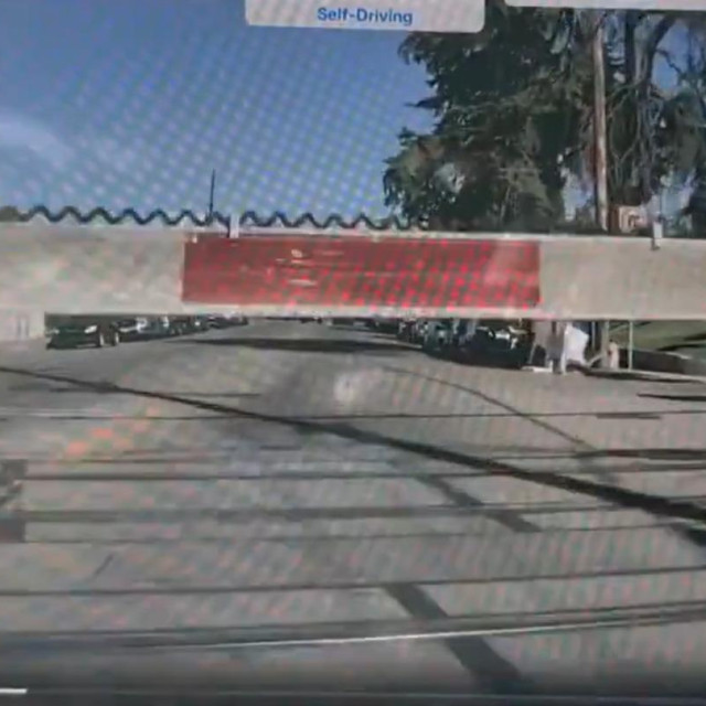 Tesla na FSD-u je probila rampu na pružnom prijelazu