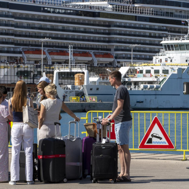 Trajektna luka u Splitu