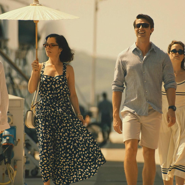 Arhetipski prizor suvremenih putinika/turista iz serije ”Bijeli lotos”