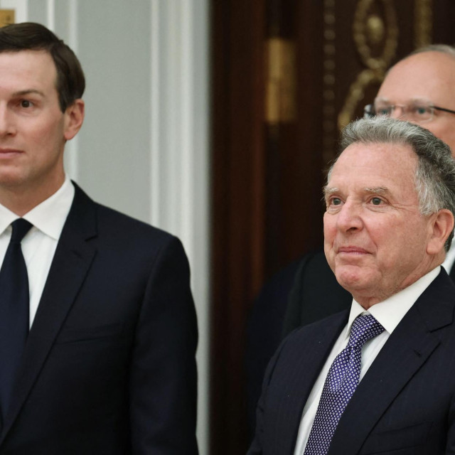 Dogovor kuću gradi - izaslanici američkog predsjednika Jared Kushner (lijevo) i Steve Witkoff (desno) dogovorili su s Putinovim savjetnikom Kirilom Dimitrijevima (u pozadini) privremeno skidanje sankcija Rusiji kako bi se spriječio kolaps svjetske privrede zbog manjka sirove nafte