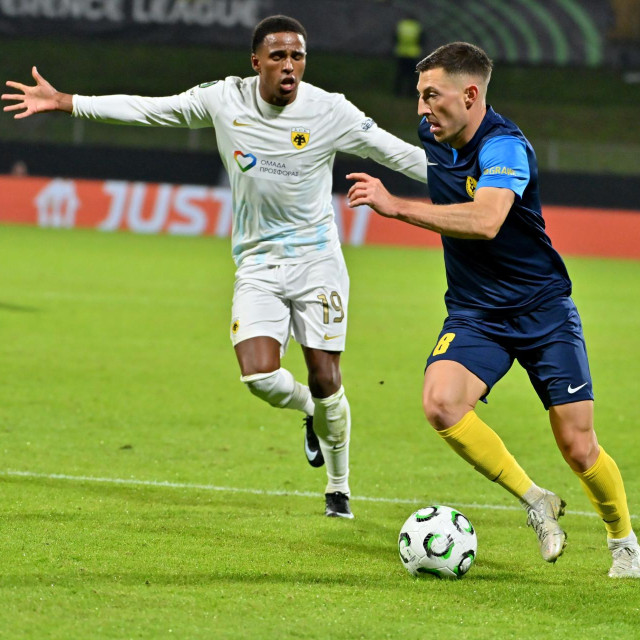 Mario Kvesić (desno) na utakmici s AEK-om (arhiva)