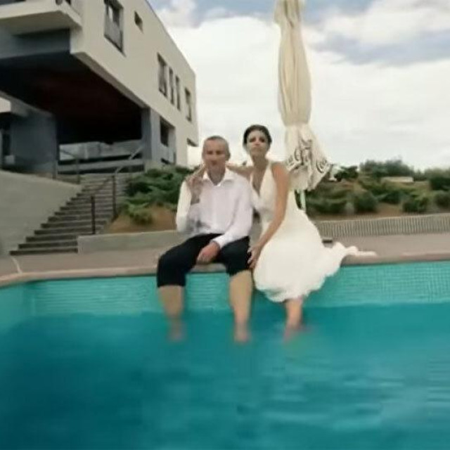 Nedugo nakon vjenčanja Grgić se snimio sa svojom nevjestom u dugoj bijeloj vjenčanici. Još se to može vidjeti na internetu. Vrlo je romantično