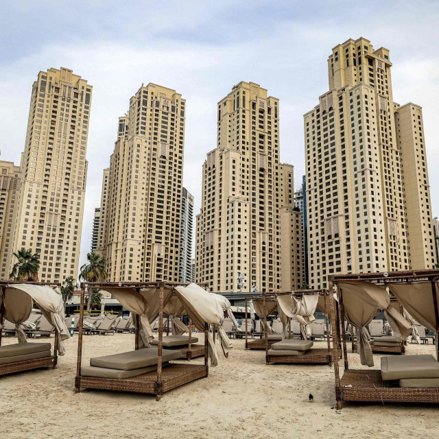 Prazne ležaljke na plaži u Dubaiju
