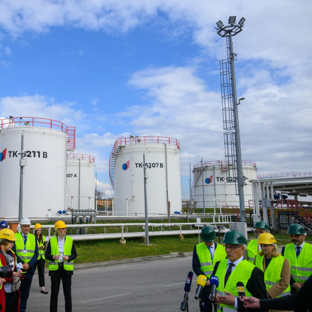 Ministar Gordan Grlić Radman i austrijska savezna ministrica za Europu i međunarodne poslove Beate Meinl-Reisinger posjetili u pratnji Uprave Jadranskog naftovoda (Janafa) Terminal Žitnjak