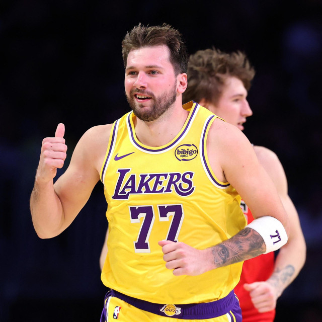 Luka Dončić gestikulira u pravcu Matasa Buzelisa