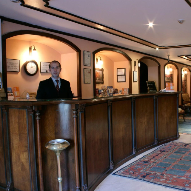 Hotelska recepcija, ilustracija