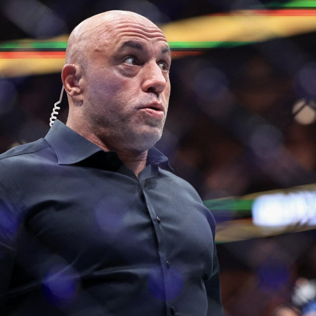 CHICAGO, ILLINOIS - AUGUST 16: Joe Rogan reacts after a middleweight title bout between Dricus du Plessis of South Africa and Khamzat Chimaev of the United Arab Emirates in UFC 319 at the United Center on August 16, 2025 in Chicago, Illinois. Geoff Stellfox,Image: 1029907128, License: Rights-managed, Restrictions:, Model Release: no, Credit line: Geoff Stellfox/Getty images/Profimedia
