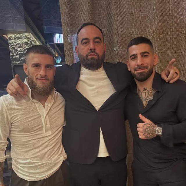 Malki Kawa (u sredini) s braćom Topuria