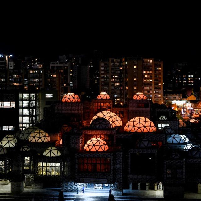 Kupole Nacionalne knjižnice Kosova u Prištini koje su 25. studenog 2021. postale narančaste kako bi se podigla svijest o nasilju nad ženama i djevojčicama