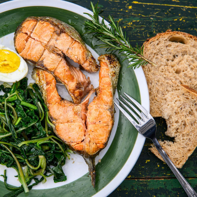 Divlji radič na tanjuru s pečenom pastrvom i jajima