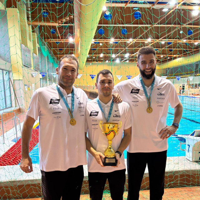 Ivan Krapić, Marin Vrdoljak i Marko Jelača (s lijeva) - s trofejom ranije osvojenog Litavskog vaterpolskog kupa