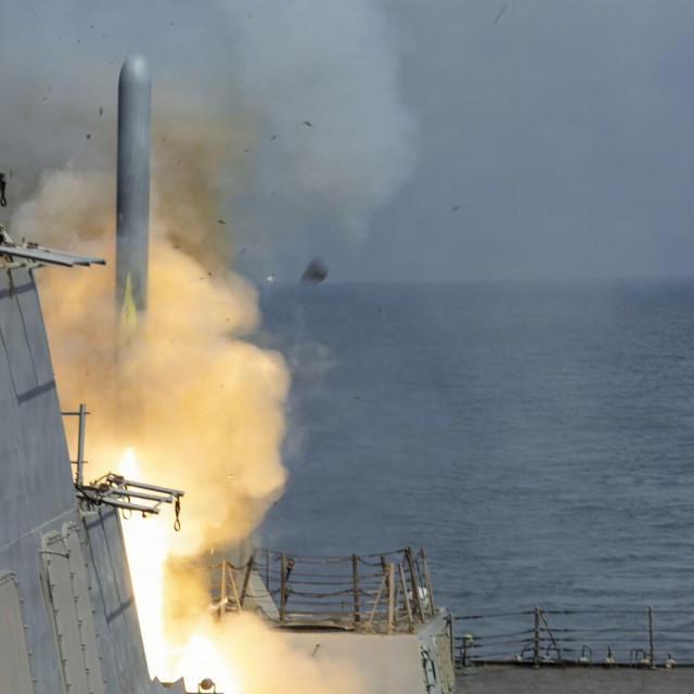 USS Delbert D. Black, razarač klase Arleigh Burke, lansira projektil Tomahawk