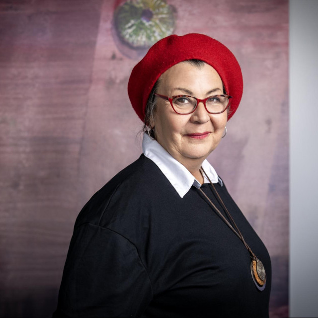 Zaljubljena u glumu već je u srednjoškolskoj dobi počela dobivati ispričnice za zadnje sate nastave igrajući Mercy Lewis u predstavi splitskog HNK ‘Vještice iz Salema‘