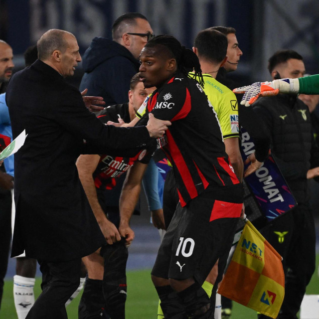Rafael Leao u raspravi s trenerom Maxom Allegrijem