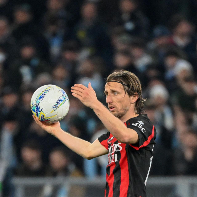 Luka Modrić izvodi ubacivanje sa strane na utakmici protiv Lazija u Rimu